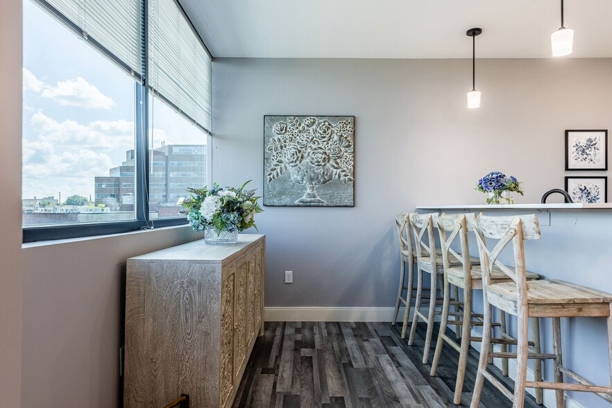 Building Photo - 1230