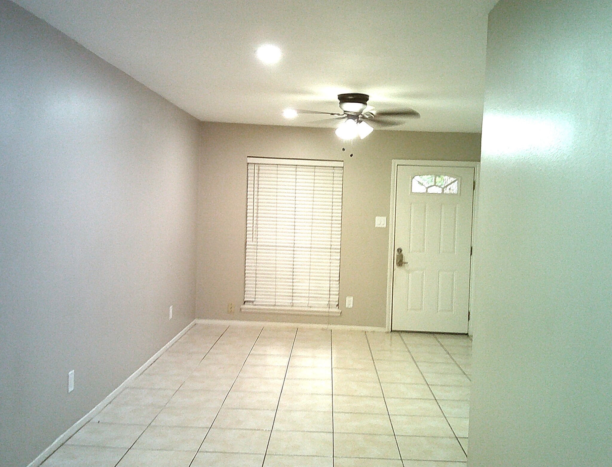 Building Photo - 1102 W Tri Oaks Ln