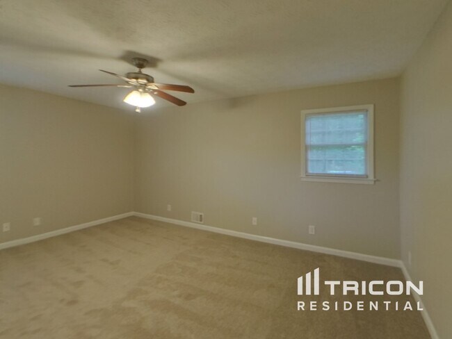 Building Photo - 2561 Falcon Ridge Dr SW