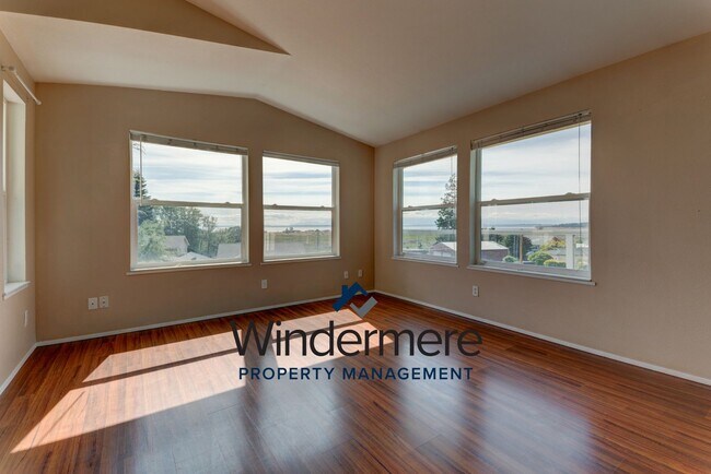 Building Photo - 3 Bedroom 2 Bath + Bonus Room Home with Stunning Water Views in Admirals Cove
