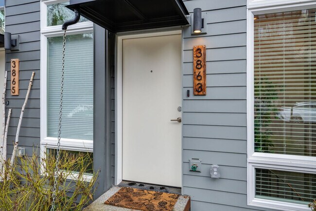 Building Photo - 3843 20th Ave SW