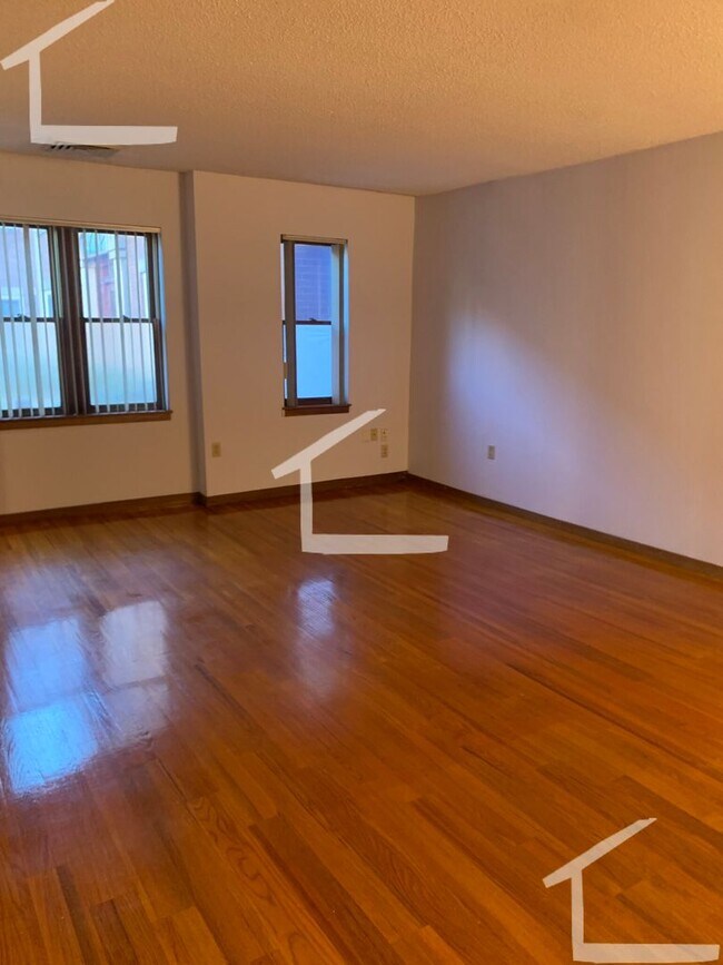 Building Photo - Coolidge Corner 1-Bed with Laundry in Unit...