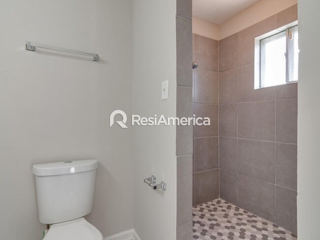 Building Photo - 3BR/2B Renovated Lake House Available For ...