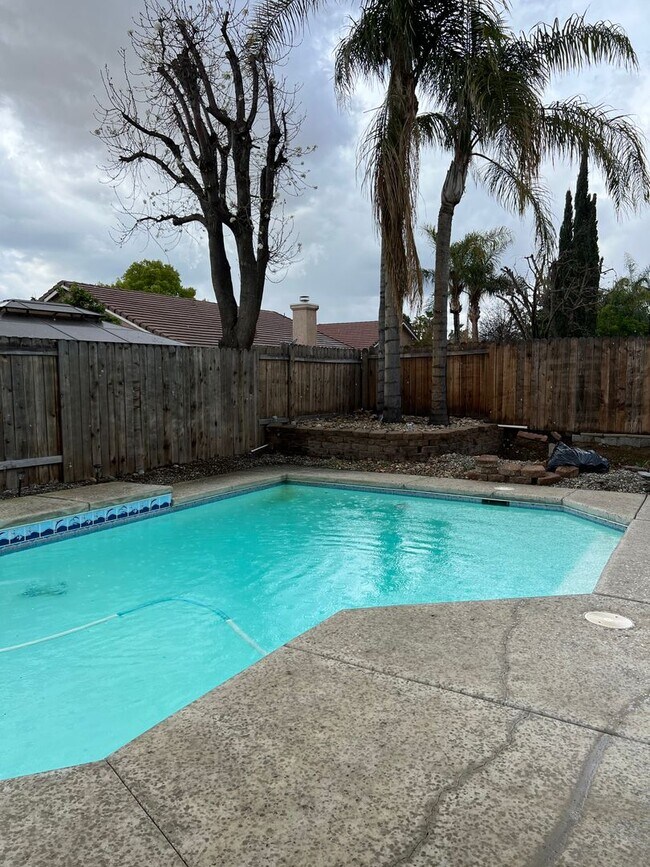 Building Photo - 5911 Golden Sunset Ct