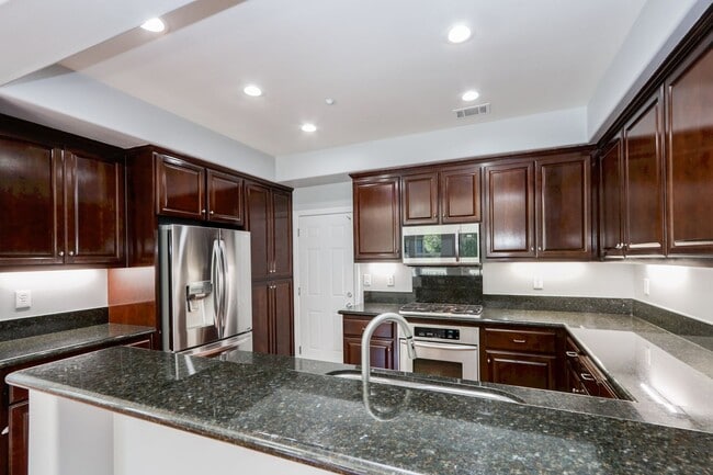 Building Photo - 3 Bed / 2.5 Bath beautiful end unit townhome with tons of upgrades. YouTube Tour!!