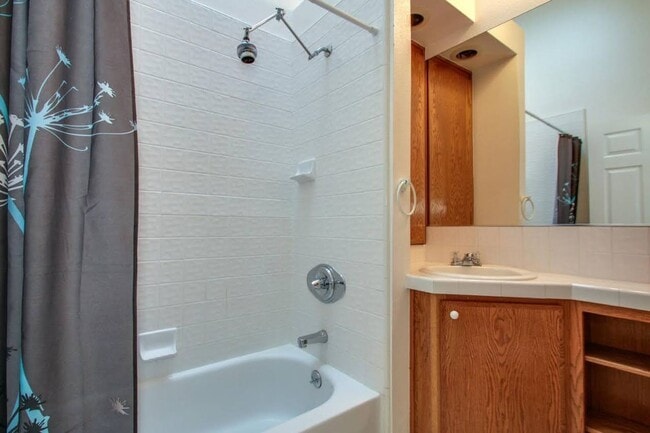 Building Photo - Mountain Living / Easy Commute Location