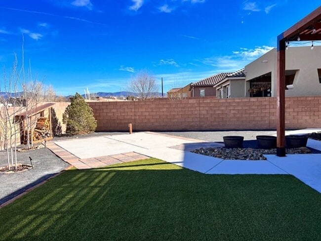 Building Photo - Beautiful Single Family Home in Desirable Subdivision Available in April 2026