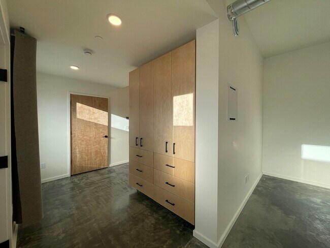 Building Photo - 1614 6th Ave