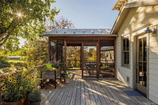 Building Photo - 108 Wey Rd