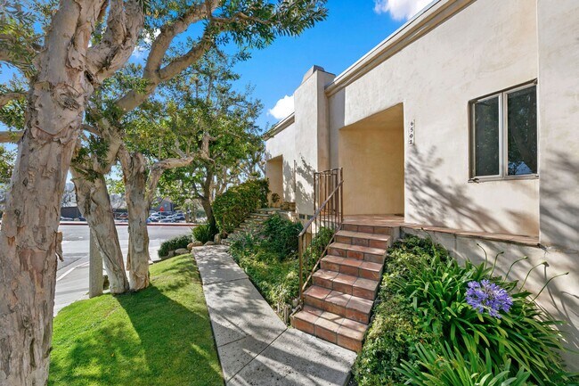 Building Photo - 6502 Dume Dr