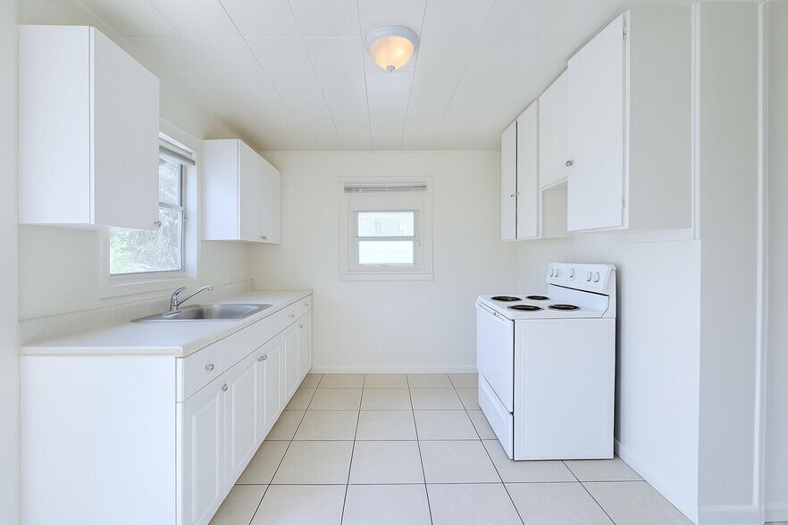 Building Photo - 605 33rd St