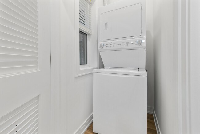 Building Photo - Garden Apartment - Renovated 1 bed Apartment - Logan Square / Hermosa / Humboldt Park