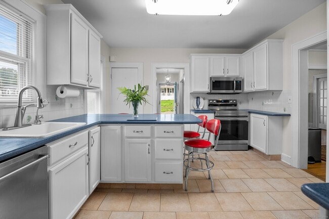 Building Photo - 14 Maple St