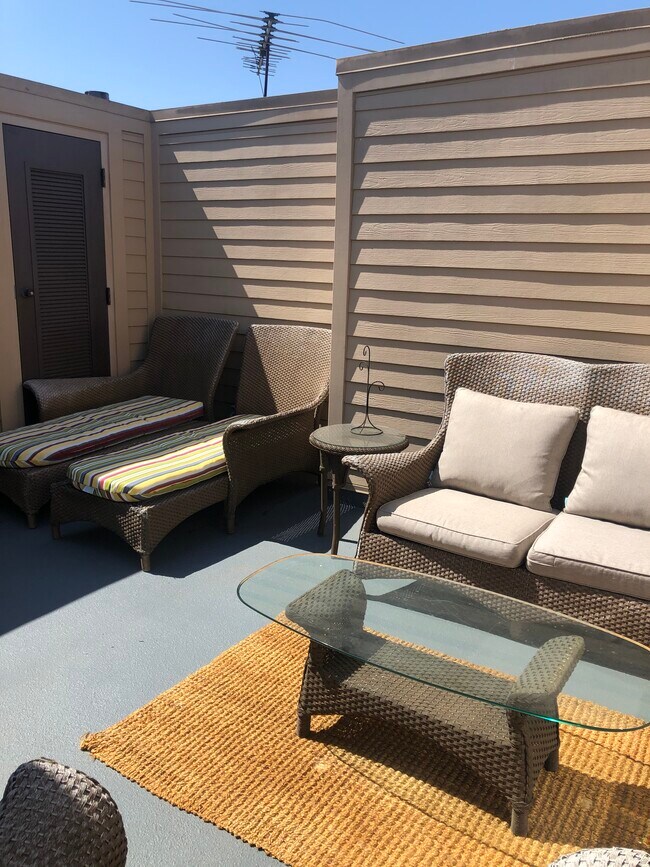 Large private sundeck - 1808 Manning Ave