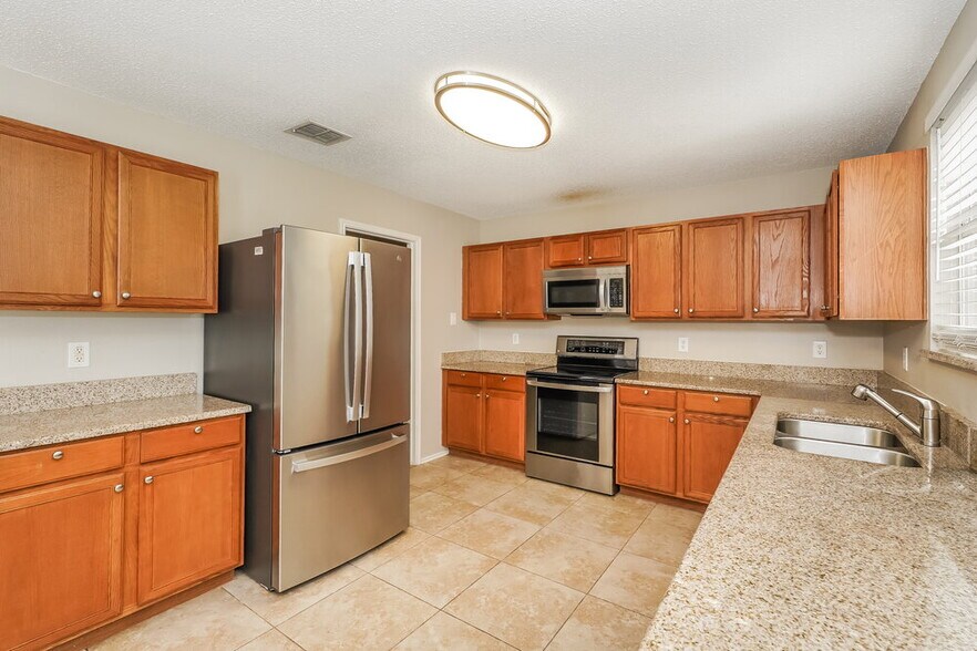 Building Photo - 1808 Lariat Dr