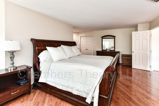 Building Photo - 641 Meade Dr SW