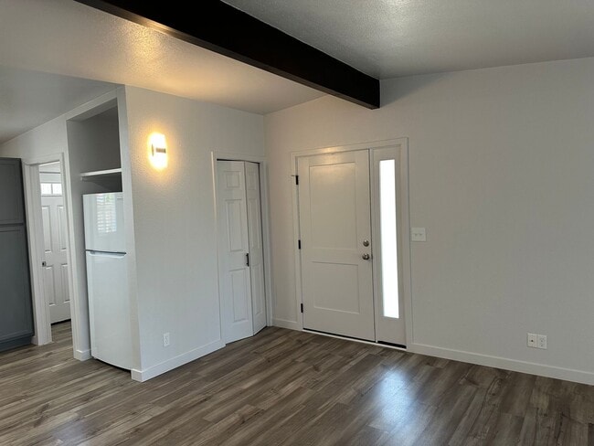 Building Photo - Beautifully updated 2 bedroom 1 bath duple...