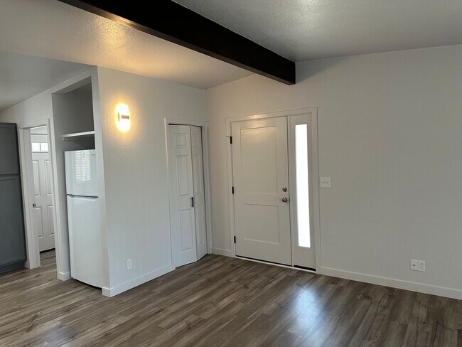 Building Photo - Beautifully updated 2 bedroom 1 bath duplex in a great neighborhood!