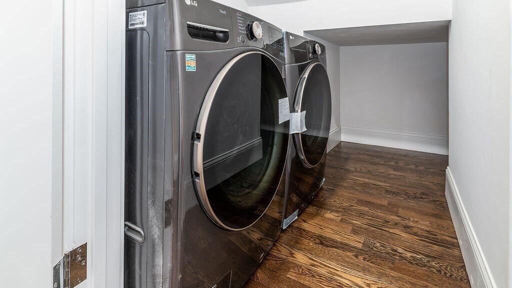 Building Photo - 555 E 5th St