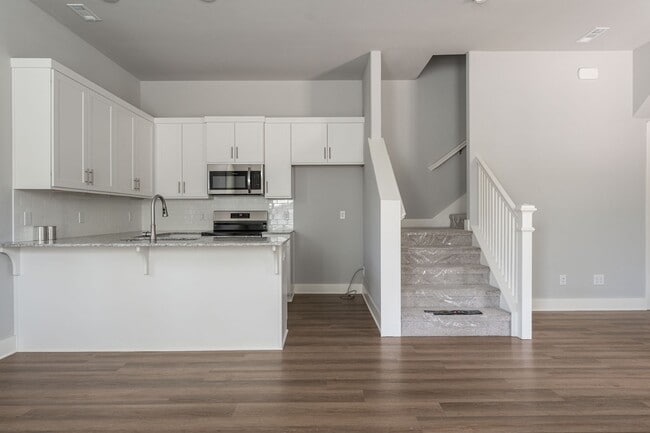 Building Photo - New 3 BR/3.5 BA home in Willow Bend