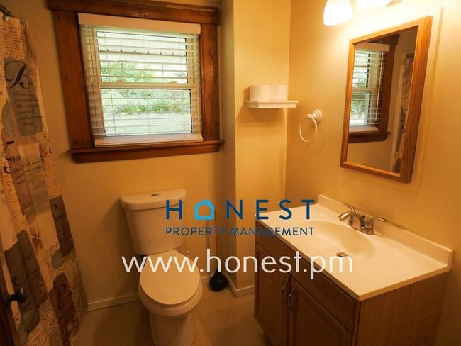 Building Photo - 523 Memorial Dr