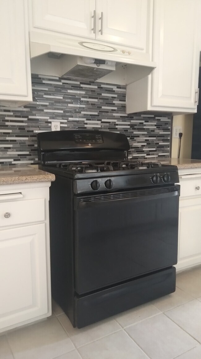 Building Photo - 2724 W Caldwell St