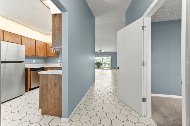 Building Photo - 8495 Lakepoint Ct