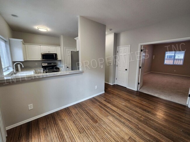 Building Photo - *1/2 OFF 1ST MONTH'S RENT PROMO* Super Cut...