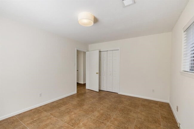 Building Photo - 10214 Londonderry Dr