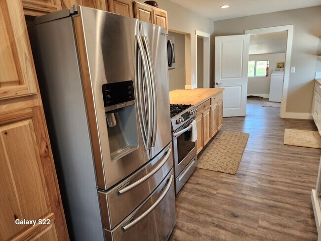 Building Photo - Beautiful home in a private country settin...