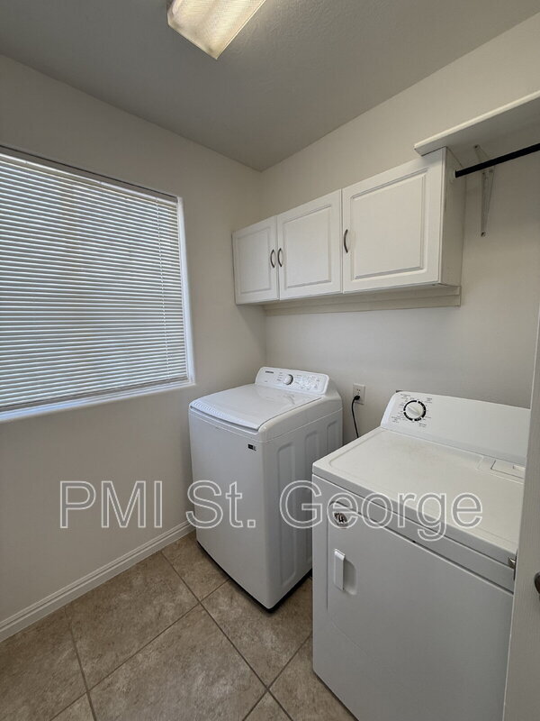 Building Photo - 1947 E 40 S Cir