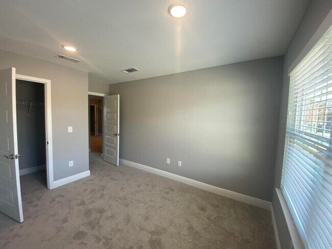 Building Photo - 1007 Skylark Rd