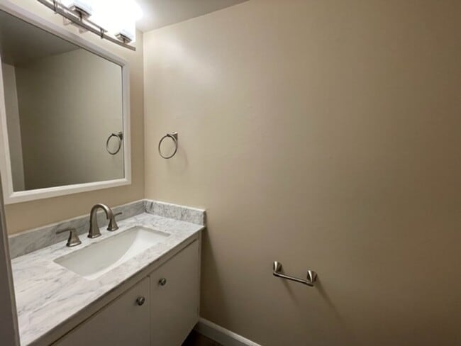 Building Photo - Updated 3 bedroom, 2.5 bath, 2 story townh...