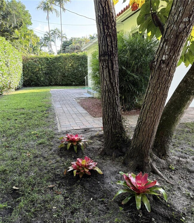 Building Photo - 819 Capri St