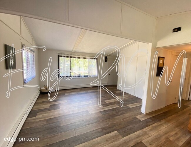 Building Photo - Updated 2 Bedroom, 1 Bath Townhome – Great...
