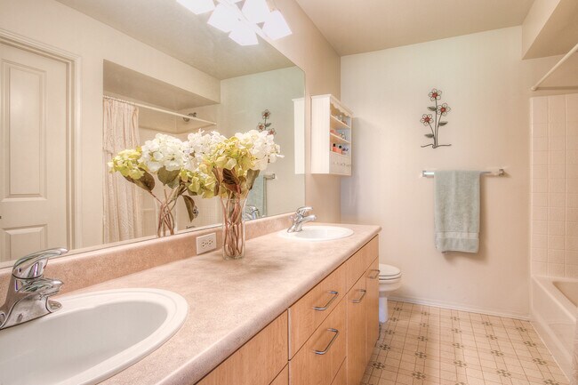 Building Photo - Beautiful 3 Bedroom Bordeaux Condo with 2 ...