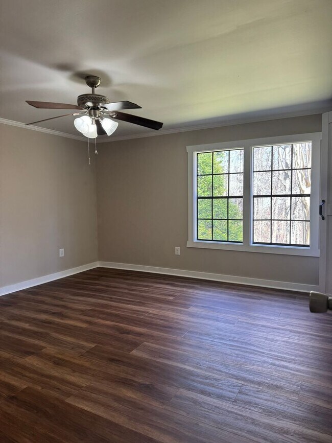 Building Photo - Fully Renovated Secluded 3 Bedroom Rancher!