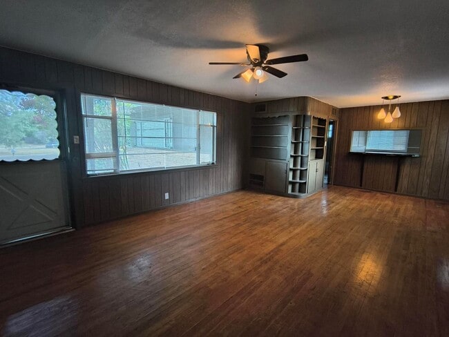 Building Photo - 2326 Abilene St