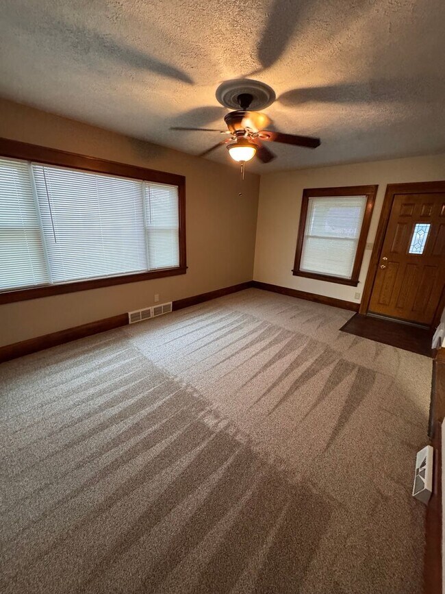 Building Photo - 853 Lawrence Ave