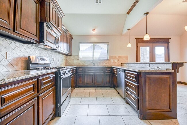 Building Photo - Beautiful home in desired Williamson Farms!