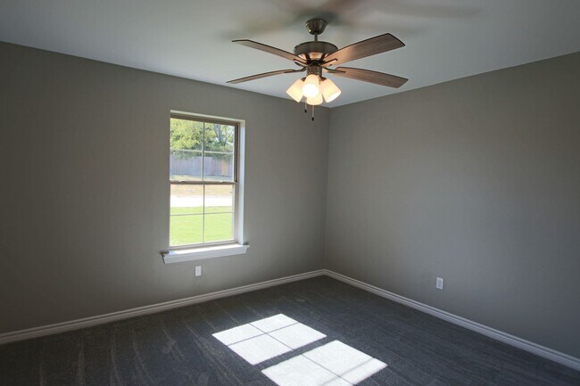 Building Photo - Beautiful 3 Bedroom 2 Bathroom Townhouse in South Tyler! 1/2 OFF FIRST FULL MONTHS RENT!