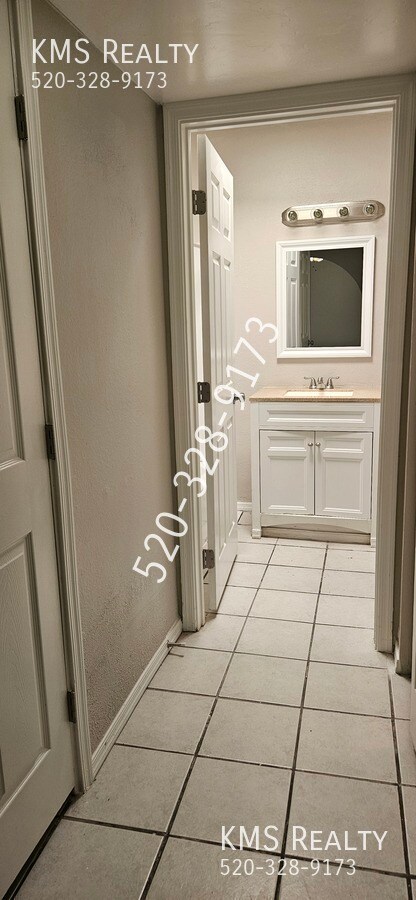 Building Photo - 1577 W Aztec Ct