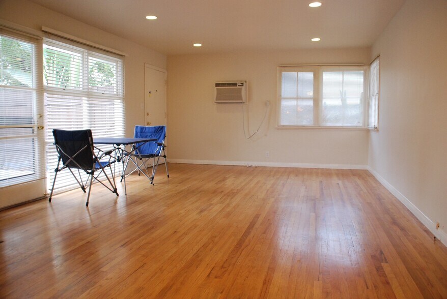 Building Photo - 919 W Huntington Dr