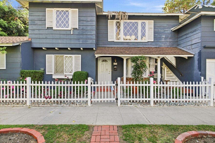 Building Photo - 12334 Moorpark St