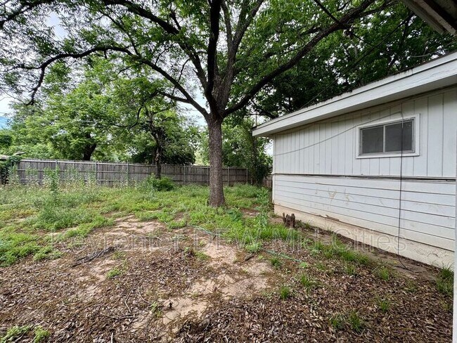 Building Photo - 3104 Medina Ave