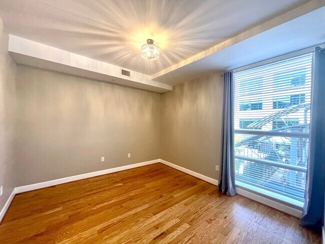 Building Photo - Beautiful 1 bedroom condo with amenities galore!