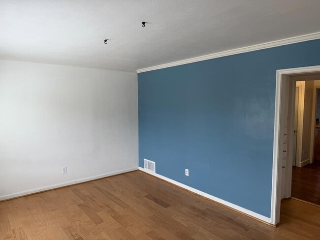 Building Photo - 229 E Leslie Ave