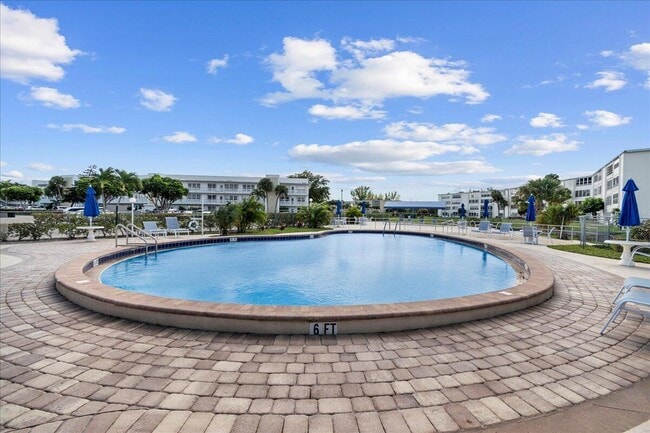 Building Photo - 142 Kent St