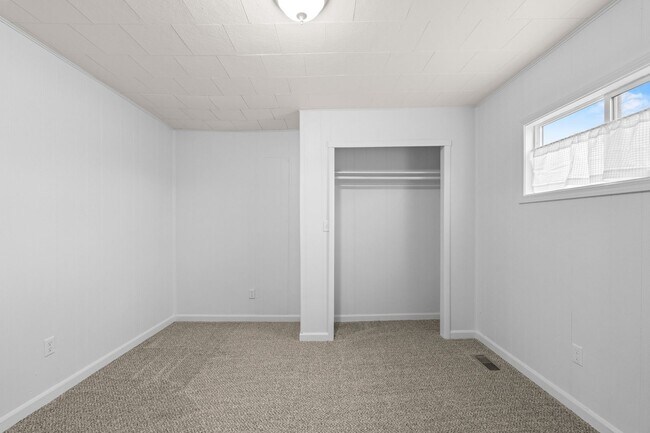 Building Photo - 420 E Sanson Ave