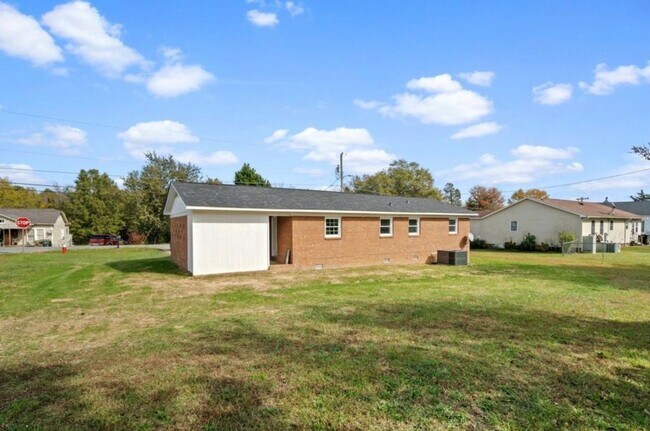 Building Photo - Well maintained 3 bedroom home!